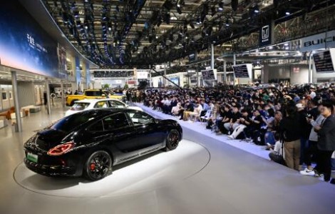 閃電貓耀夜版亮相車展，歐拉首次推出百萬級自修復(fù)車漆